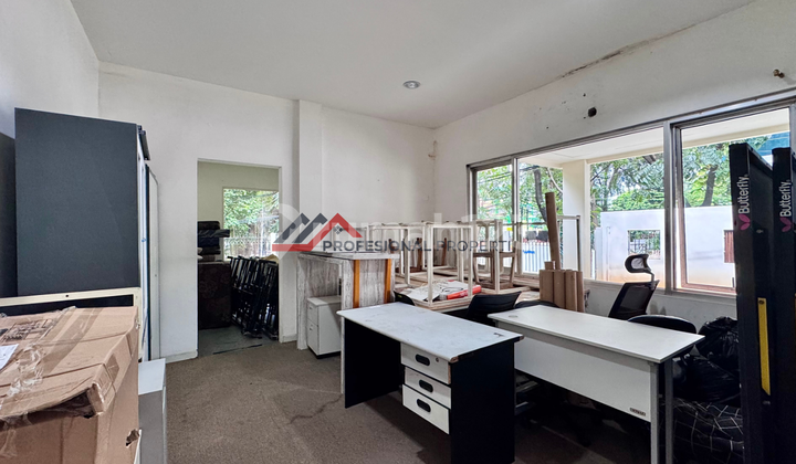 Rumah Siap Huni Halaman Luas Dekat ke Senayan City Area Kebayoran Baru, Jakarta Selatan