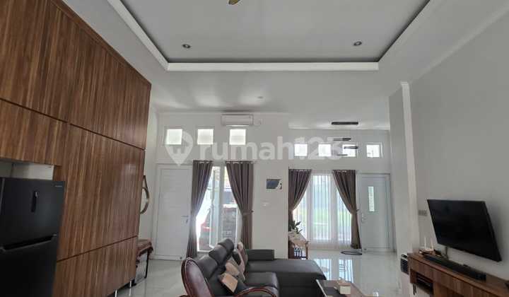 Rumah Hook Dengan Kolam Renang Di Legenda Wisata