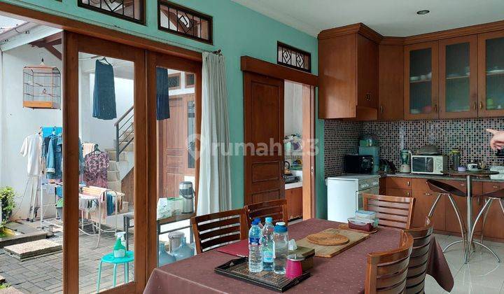 Rumah hoek cantik murah harga 2m an masih nego 1