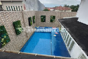 Rumah Luas Demgan Swimming Pool Kota Wisata