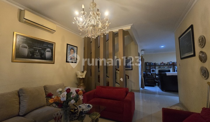 Rumah Bagus SHM Dibawah Harga Pasar ,Luas 2 Lantai Depan Taman Dalam Cluster di Kota Wisata Cibubur