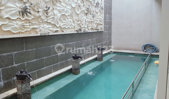 Rumah Mewah Dikota Wisata Ada Kolam Renang Posisi Depan Taman Kamar 4+2