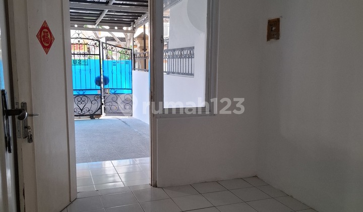 Palem Lestari Garden House Ready to Live In Good Location Near Busy Restaurant Dining Area