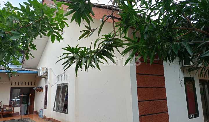 FOR SALE 4BR HOUSE IN A STRATEGIC LOCATION IN PEKAYON BEKASI 2