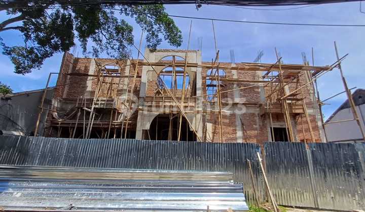 RUMAH BARU DAN MEWAH DENGAN DESIGN AMERICAN CLASSIC DI JATIPADANG, JAKARTA SELATAN RUMAH BARU DAN MEWAH DENGAN DESIGN AMERICAN CLASSIC DI JATIPADANG, JAKARTA SELATAN