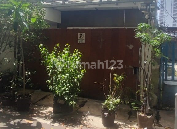 Cheap Sale, House with Good Strategic Location Jl. Pejompongan V, Benhil, Central Jakarta 2