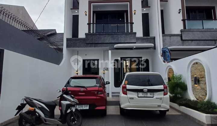 BRAND NEW, READY-TO-OCCUPY HOUSE ON JL. ABADI, JAGAKARSA, SOUTH JAKARTA 2