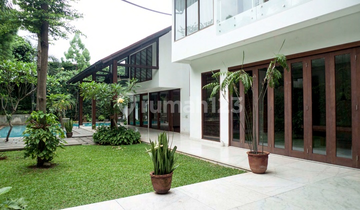 For Sale, Nice Semilux House, Land Size: 1,400 m², with a Spacious Garden and Large Swimming Pool on Jl. Benda, Kemang, South Jakarta