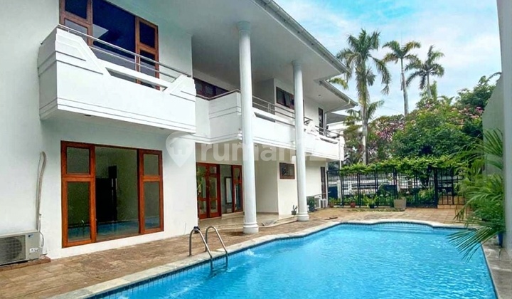 American Classic Modern House With Pool di Area Permata Hijau