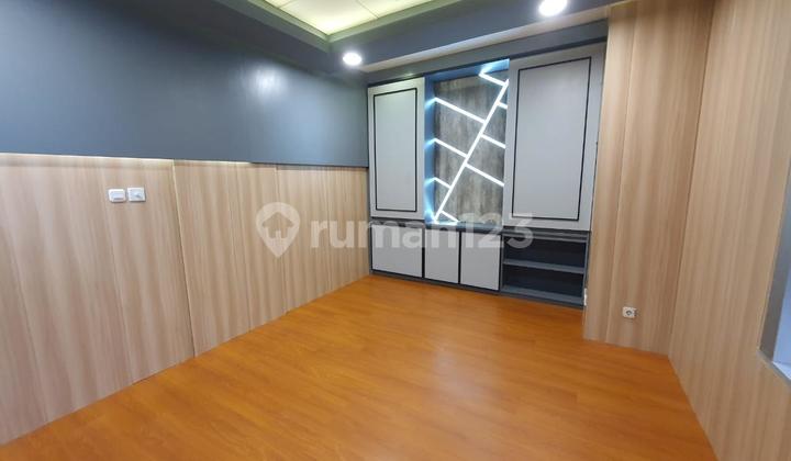 Ruang Kantor 300 Sqm Semi Furnshed di Strategis Area Scbd