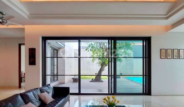 Rumah bagus modern halaman luas  2 lantai pool di Kebayoran Baru