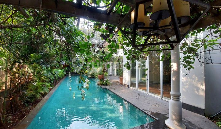 Rumah Bergaya Modern Hook dengan Pool Tenang di Kebayoran Baru