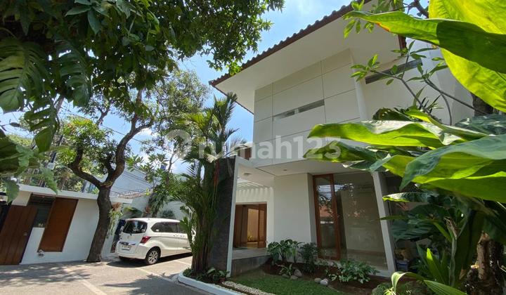 Rumah Modern Indah 2 Lantai Dengan Kolam Renang di Area Kemang