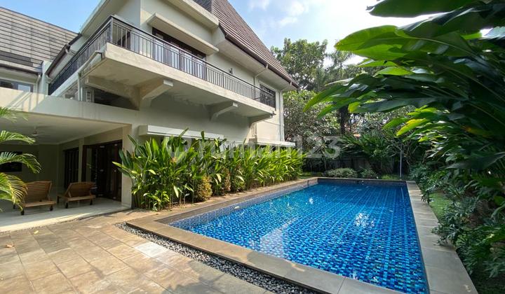 Rumah Modern Dengan Taman Luas Dan Kolam Renang Di Kebayoran Baru Rumah Modern Dengan Taman Luas Dan Kolam Renang Di Kebayoran Baru