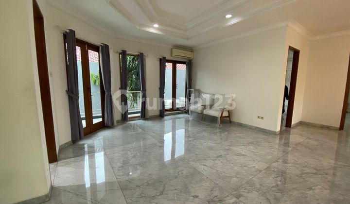 Rumah sewa posisi pojok bagus semi furnished di Pondok Indah 1