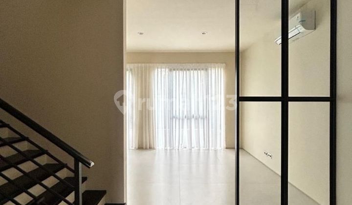 New Modern 3-Story Town House in Cilandak TB Simatupang New Modern 3-Story Town House in Cilandak TB Simatupang