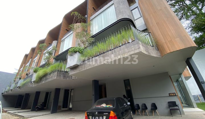 Rumah bagus brand new modern 4 bedroom dalam townhouse di Kemang