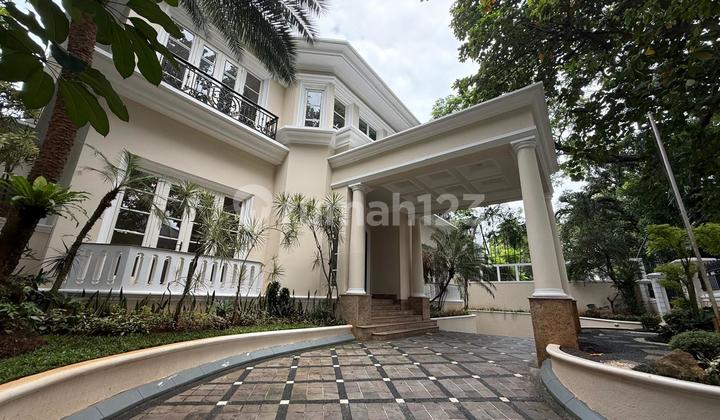 Rumah American Classic Luas dan Megah di Area Strategis Kebayoran Baru