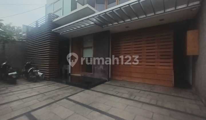 Rumah Modern Design Industrial Lokasi Premium di Kebayoran Baru