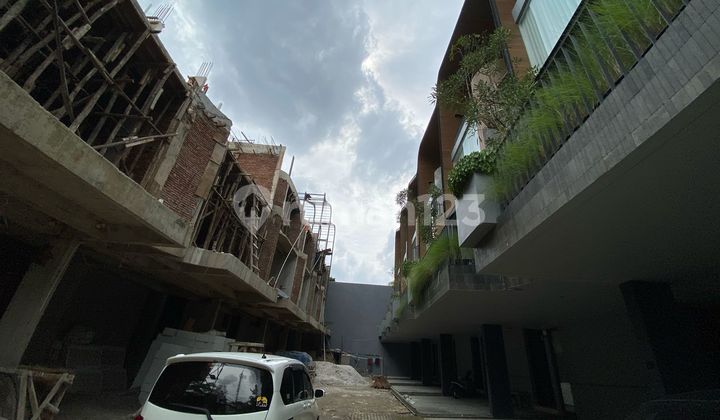 Nice new modern tropical style townhouse in Kemang