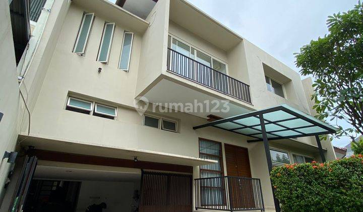 Rumah modern 2 lantai dengan pool lokasi strategis di Pondok Indah 1