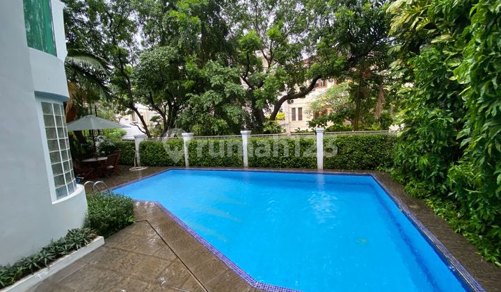 Rumah sewa posisi pojok bagus semi furnished di Pondok Indah 2