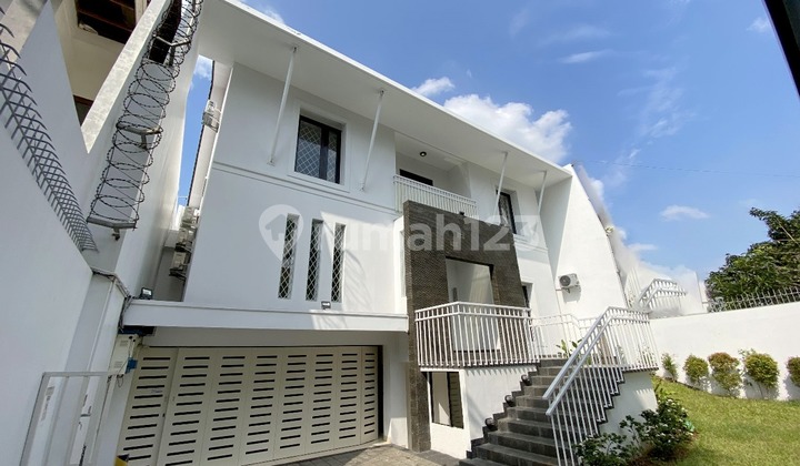 Rumah Modern 2 Lantai dengan Pool di Area Strategis Kebayoran