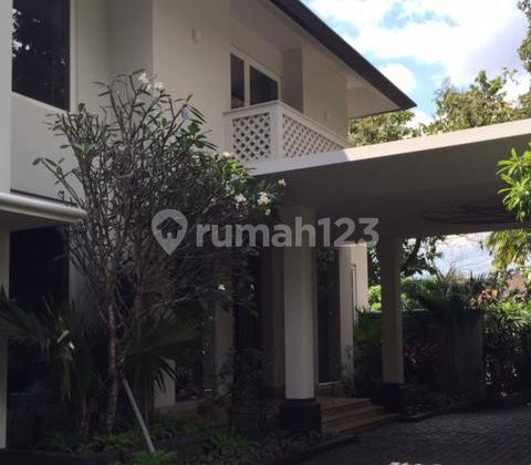 Rumah Bergaya Modern Hook dengan Pool Tenang di Kebayoran Baru