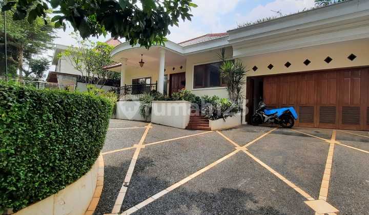 Rumah 1 Lantai dengan Pool di Area Strategis Kebayoran Baru