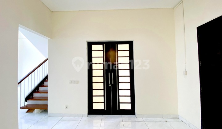 Rumah Modern 2 Lantai dengan Pool di Area Strategis Kebayoran