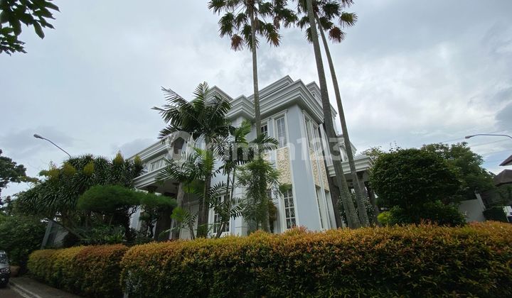 Rumah bagus 2 lantai dilengkapi furnitur & pool di Bintaro Jaya