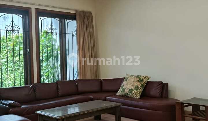 Rumah Mungil 2 Lantai Elegant dengan Pool di Pondok Indah Rumah Mungil 2 Lantai Elegant dengan Pool di Pondok Indah