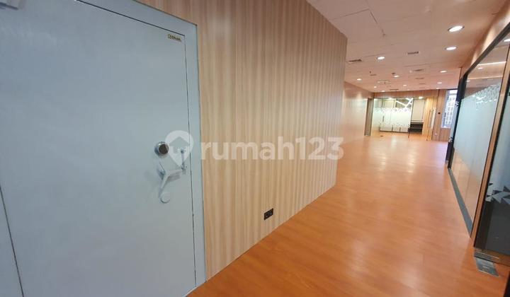 Office Space 300 Sqm Semi-Furnished in Strategic SCBD Area 2