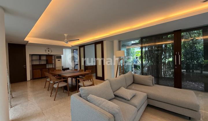 Rumah modern minimalis dalam housing compound di Kebayoran Baru