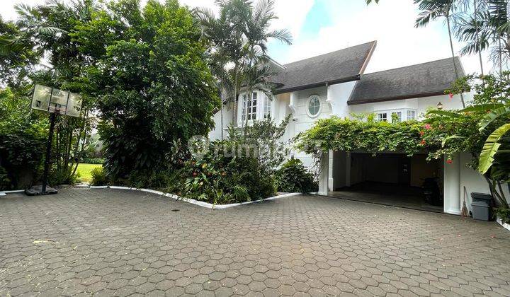 American Classic Luxury House With Large Garden In Kemang Area 1