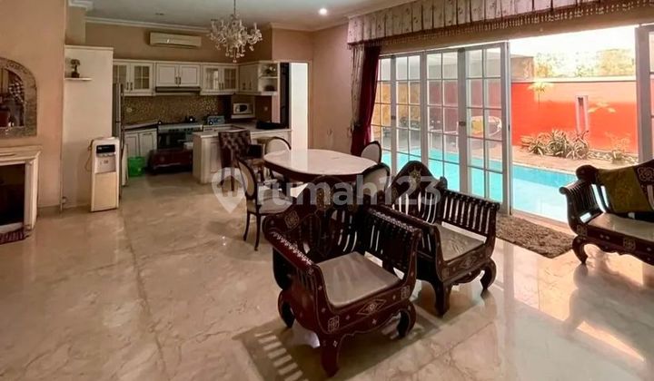 Rumah hitung tanah dengan pool SHM lokasi strategis di Kebayoran Baru 