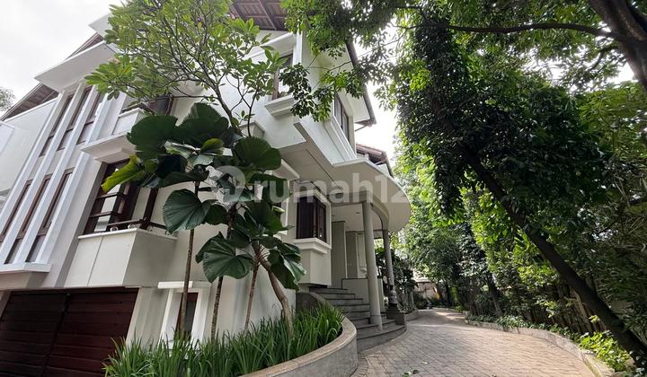 Modern Tropical House in an Exclusive Housing Compound in Kebayoran Baru