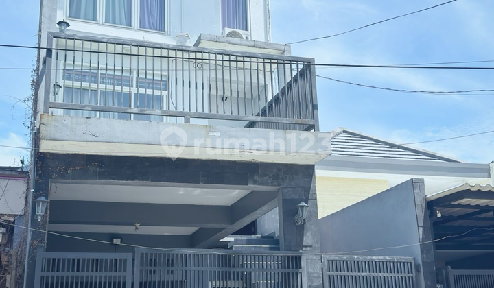 RUNGKUT HARAPAN MINIMALIS MODEL VILLA TIGA LANTAI 