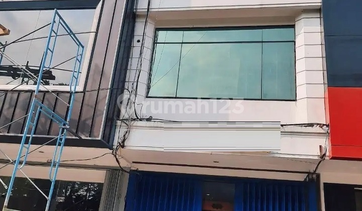 READY-TO-OCCUPY SHOPHOUSE ON DIPONEGORO STREET, RIGHT IN THE CITY CENTER READY-TO-OCCUPY SHOPHOUSE ON DIPONEGORO STREET, RIGHT IN THE CITY CENTER