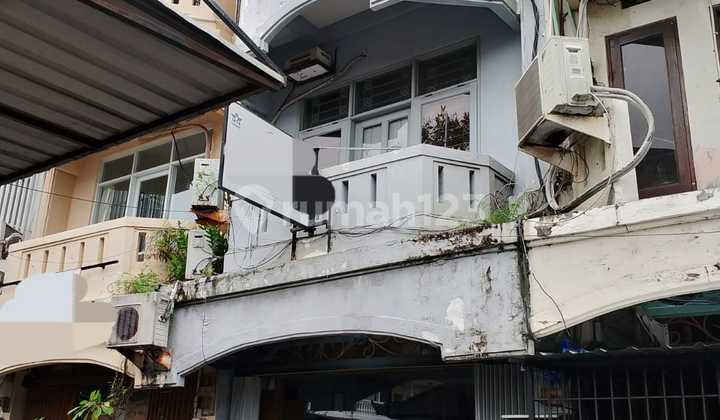 Three-story shophouse at Simpang Dewa Ruci Kuta near Mall Bali Galeria Airport 1