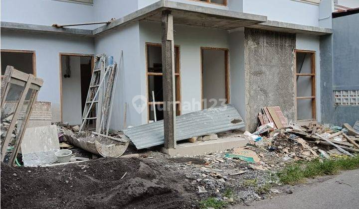 Rumah samping Kompleks Pemkab di Bantul Kota Pinggir Jalan Aspal Proses Bangun 1