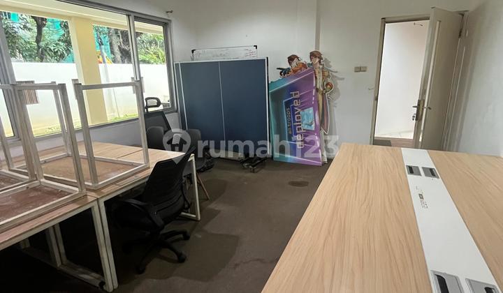 Dijual Rumah Kantor atau Ruang Usaha Selangkah ke Pakubuwono dan Senayan Posisi Hook Bangunan 2 Lantai, Halaman dan Balkon Luas Jakarta Selatan