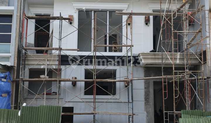 For Sale: West Surabaya House in The Mansion Pakuwon Indah 2