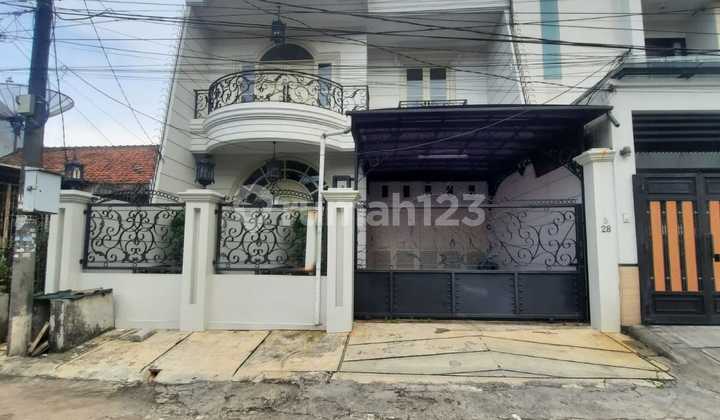 Rumah 2 Lantai di Senayan, Seberang Gelora 1