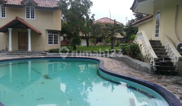 Rumah Dengan Kolam Renang Dan Halaman Luas di Cibubur Rumah Dengan Kolam Renang Dan Halaman Luas di Cibubur