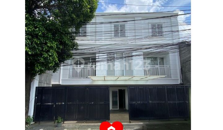 Nice 3-Storey House in Senayan, Kebayoran Baru, South Jakarta