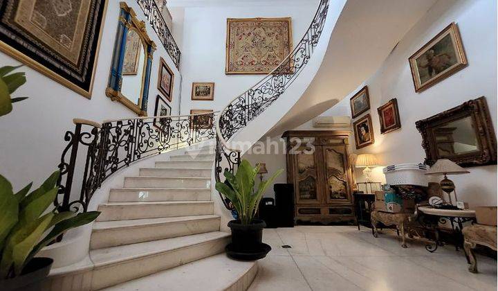 Rumah Mewah Semi Furnish di Menteng Jakarta Pusat