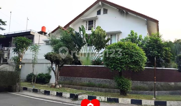 House suitable for commercial use in Senopati, Kebayoran Baru, South Jakarta. House suitable for commercial use in Senopati, Kebayoran Baru, South Jakarta.