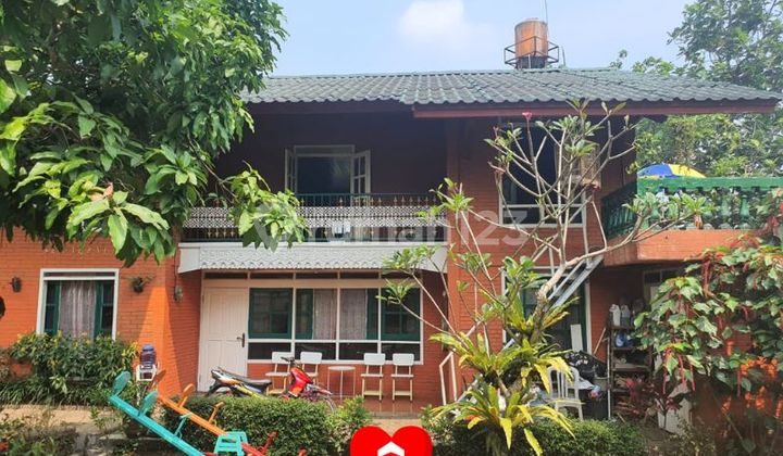 Beautiful Villa with Swimming Pool and Play Area in Cisarua, Bogor Beautiful Villa with Swimming Pool and Play Area in Cisarua, Bogor