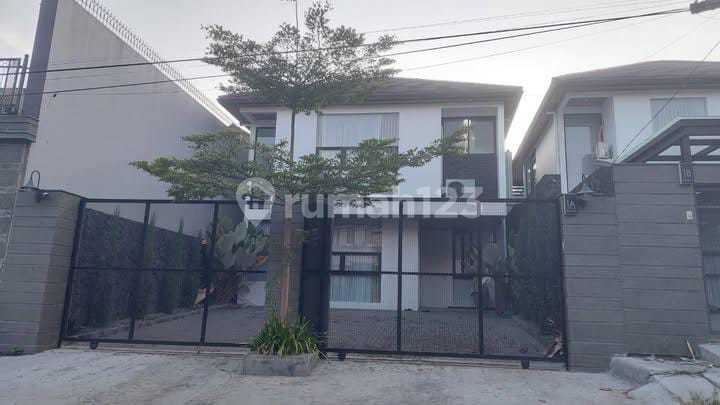 Rumah Minimalis Modern Setiabudi Regency Ada Kolam Renang Rumah Minimalis Modern Setiabudi Regency Ada Kolam Renang